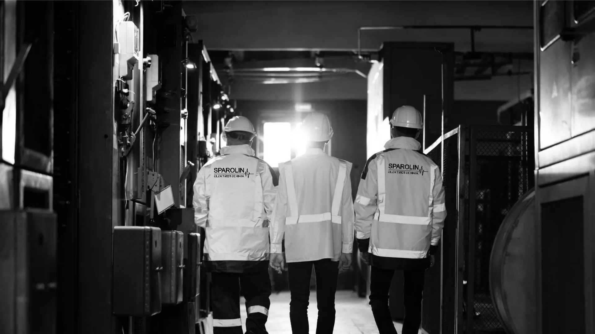 2 Elektrotechniker gehen im Kundengespräch durch die elektrischen Anlage