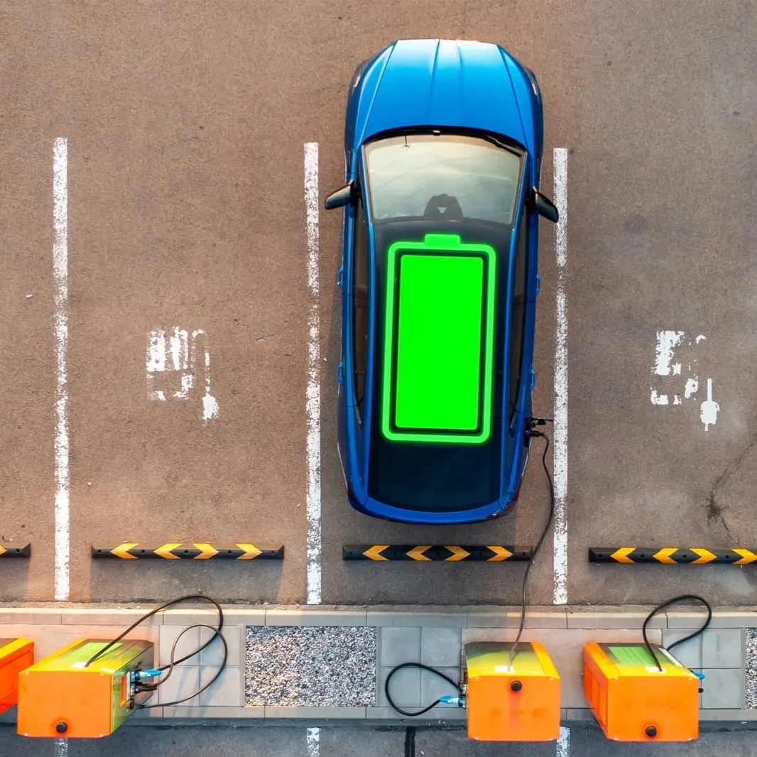 E-Auto lädt an öffentlicher Ladestation in der Stadt