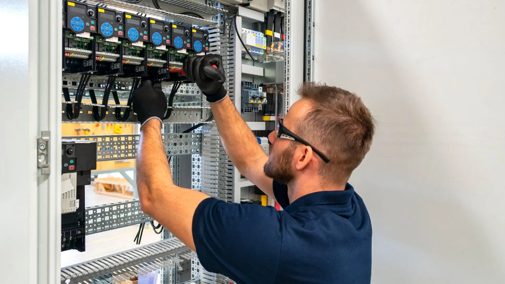 Elektrotechniker arbeitet an einem individuellen Schaltschrank im Kundenauftrag