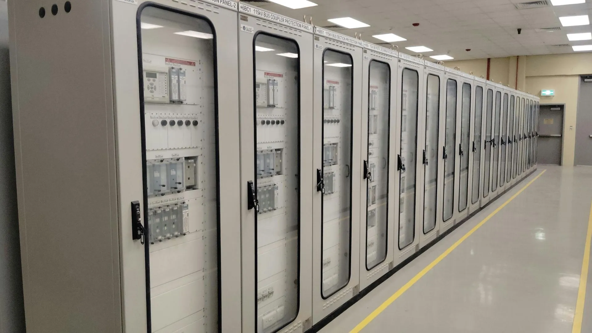 Offene Schalt- /Sicherungsgschränke mit sichtbarer Elektroinstallation
