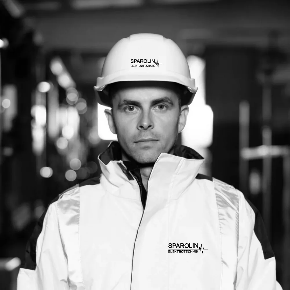 Ein junger Mann schaut direkt in die Kamera