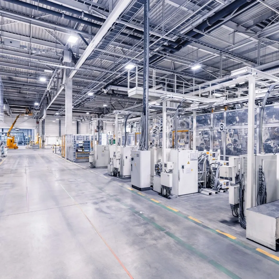 Moderne Industrieanlage - gut ausgeleuchtet