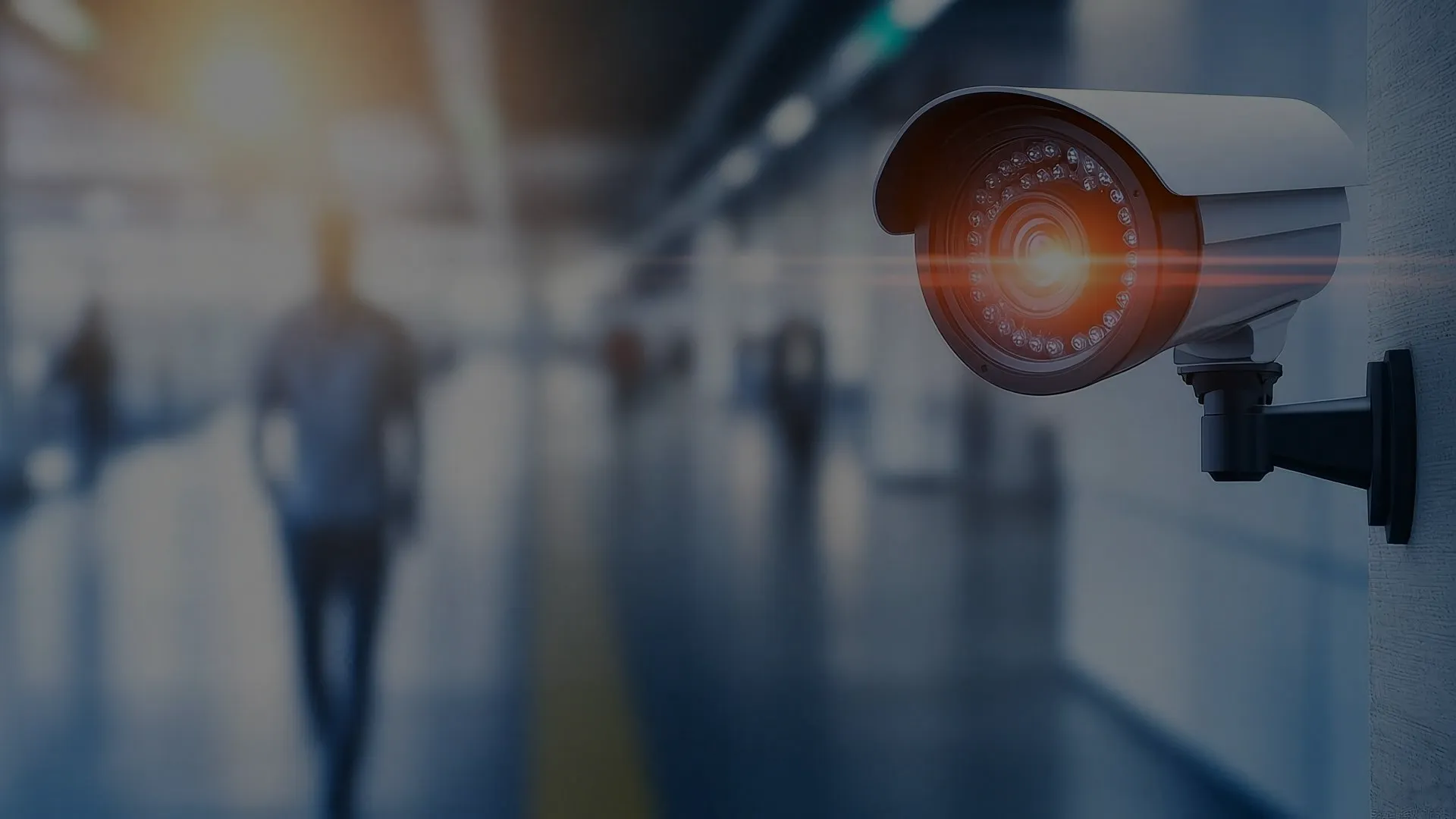 Installierte Überwachungskamera mit Nachtsichtfunktion an Gebäudeecke