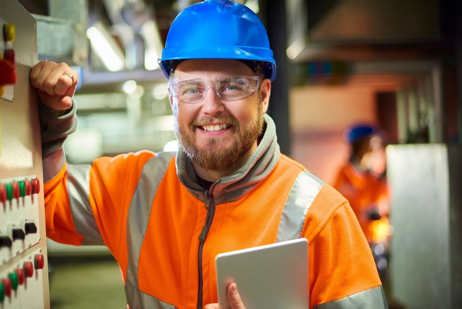 Ein Servicetechniker lächelt in die Kamera