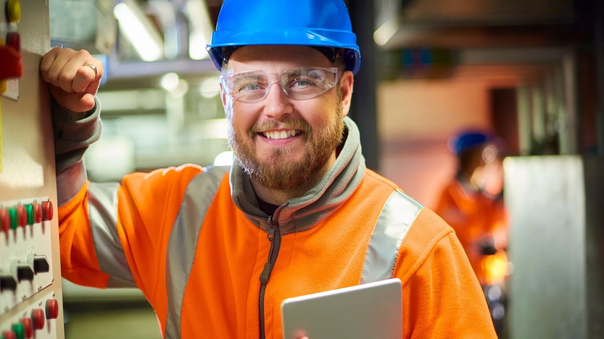 Großaufnahme eines Servicetechniker, der in die Kamera lächelt