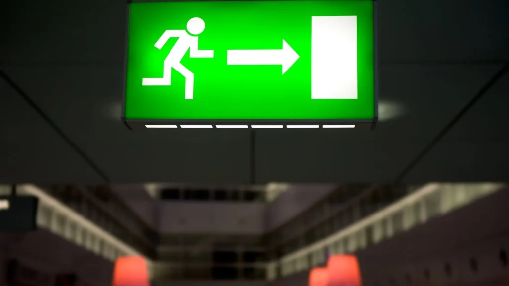 Sicherheitsbeleuchtung mit grünem Fluchtweg-Symbol an der Decke