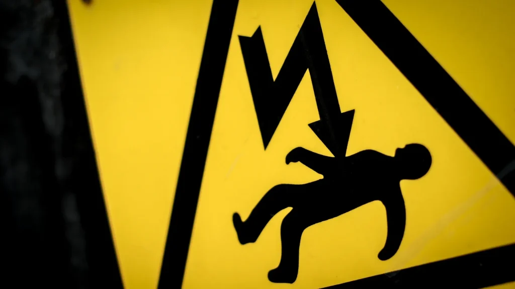 Warnschild Hochspannung – Gefahr für Menschenleben deutlich sichtbar