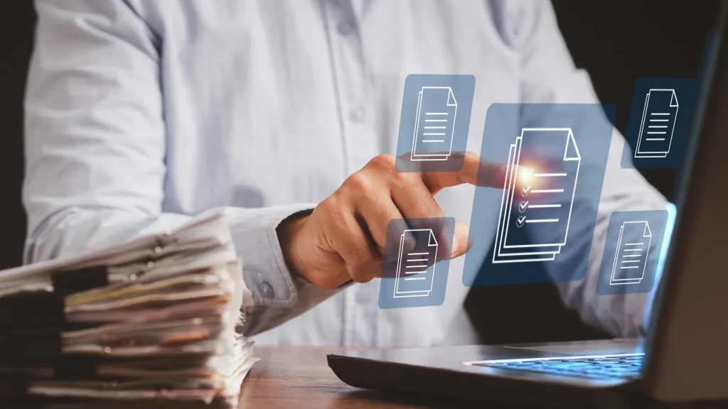 Hand deutet auf rechteckige Icons: Daten und Dokumente