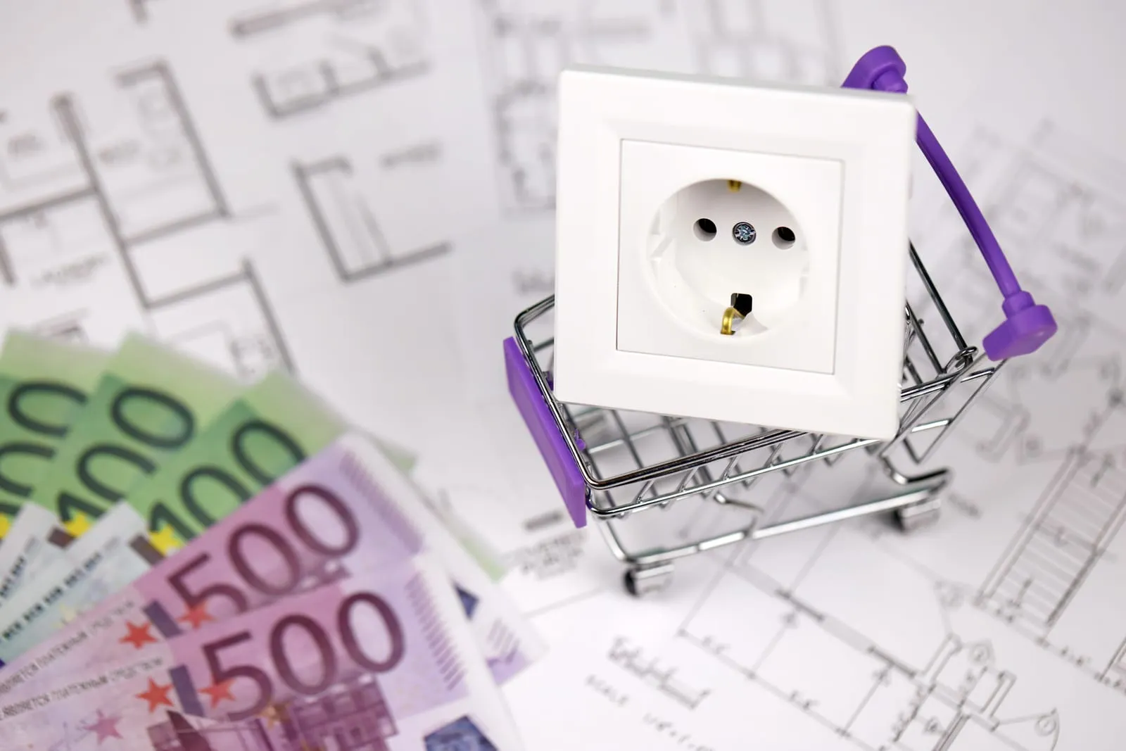 Sparolin-Elektrotechnik-Geld sparen durch Energieeffizienz - eine Steckdose ist in einem kleinen Einkaufswagen, an der Seite sieht man mehrere Euro Scheine und alles ist auf verschiednenen Bauplänen platziert
