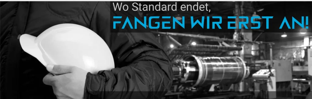 Hero-Element: ein Mann mit Bauhelm - im Hintergrund sieht man Maschinen und über dem Bild erstreckt sich der Slogan von Sparolin Elektrotechnik