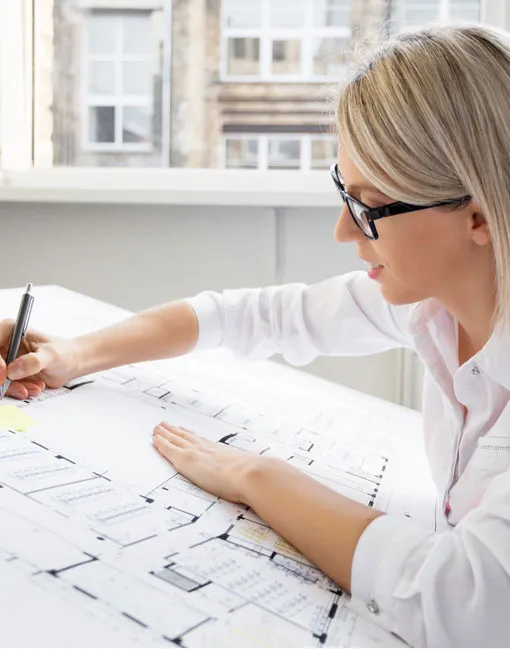 Sparolin-Elektrotechnik-Planung made by Sparolin - Überprüfung der Gutachten - Auf einem Tisch liegt ein Bauplan, der von uns überprüft wird und die letzten Details eingetragen werden.