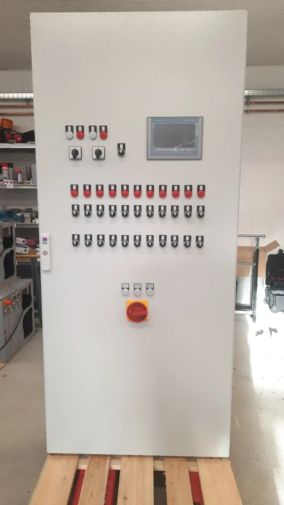 Fertiggestellter Schaltschrank im Kundenauftrag erstellt
