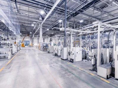 gut beleuchtete Industrie- / Produktionsanlage